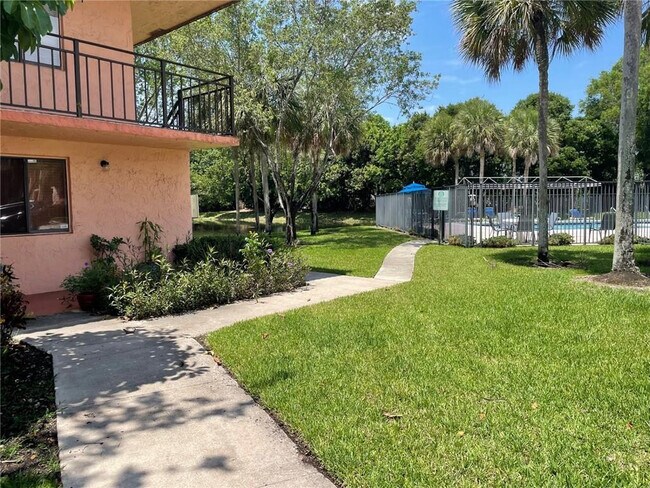 Building Photo - 235 Lakeview Dr