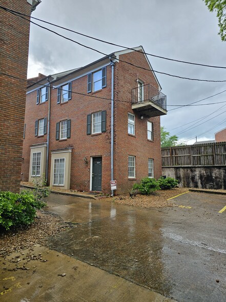 Building Photo - 613 University Dr