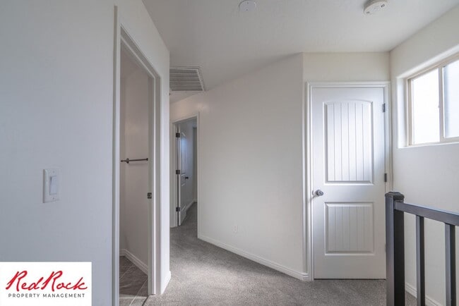 Building Photo - End Unit, DOG-FRIENDLY 3 Bedroom Townhome ...