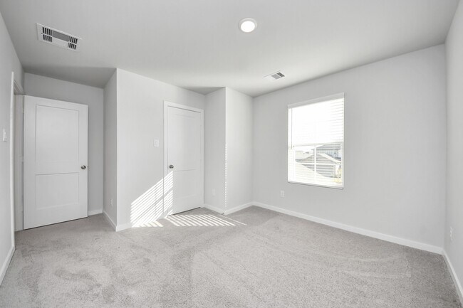 Building Photo - 5819 Blue Grama Dr