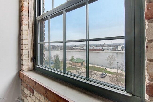 Building Photo - 940 Monroe Ave NW