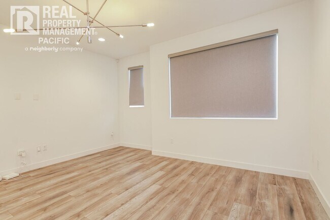 Building Photo - Modern Townhome in Gated West Oakland Comm...