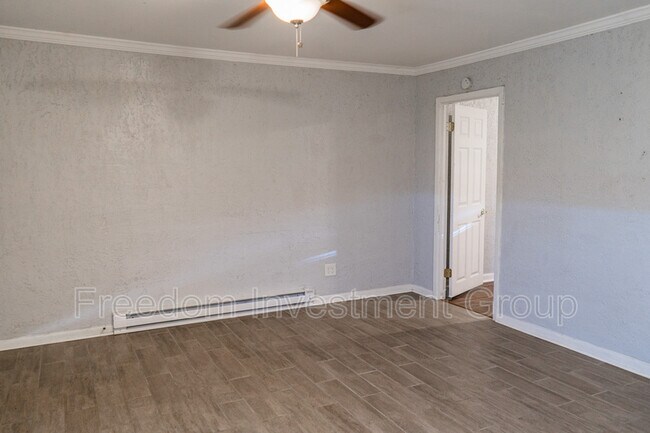 Building Photo - 501 Whitecrest Dr