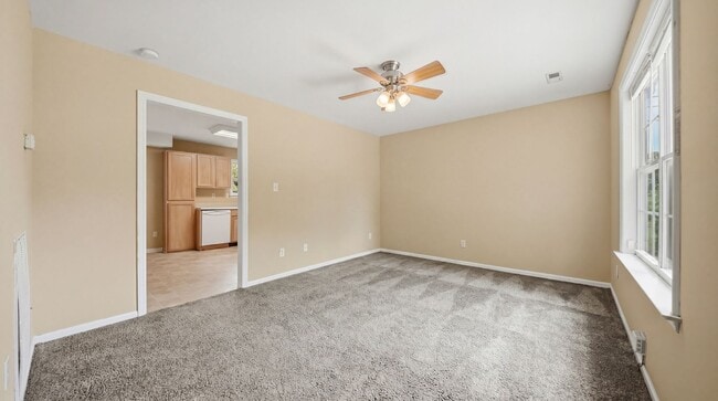 Building Photo - 3 bedroom, 2 bath adorable home in Cleveland!