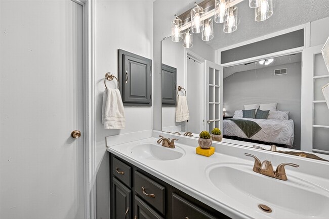 Building Photo - 930 Holly Hall Dr