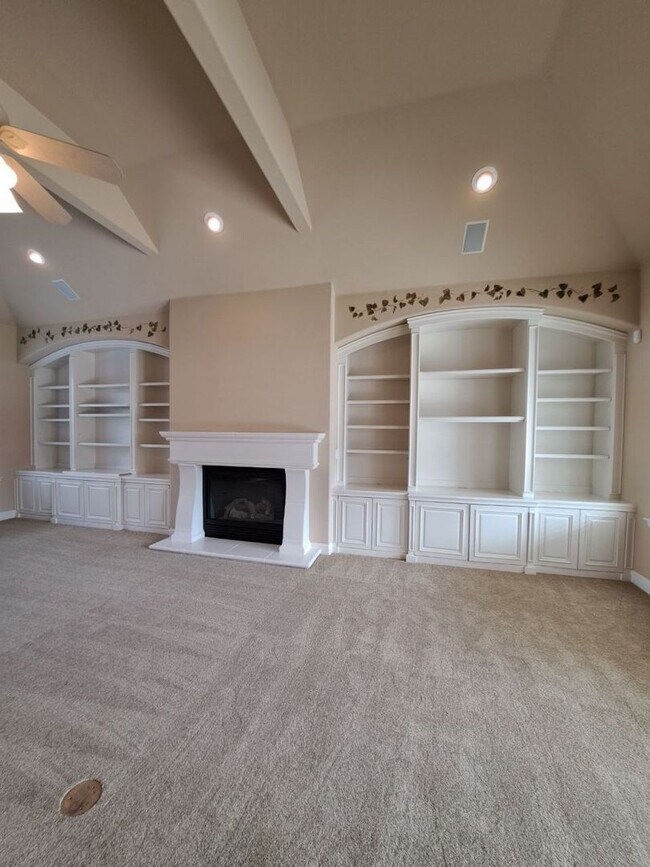 Building Photo - PRICE REDUCED TO $3795 – Custom Clovis Residence in Gated Community | Spacious Layout & 3-Car Gar...