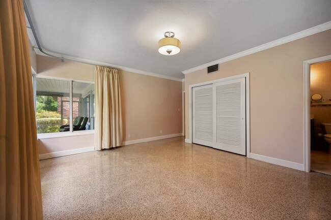 Building Photo - 632 N Lakeside Dr