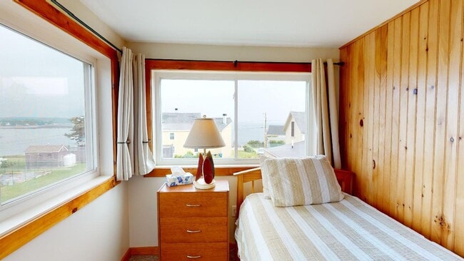 Building Photo - Winter Rental Only. Single Family Available: September 1 to April 30th - May 15th