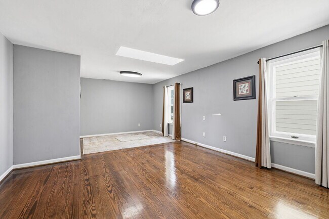 Building Photo - Live Steps from the Heart of Olde Towne