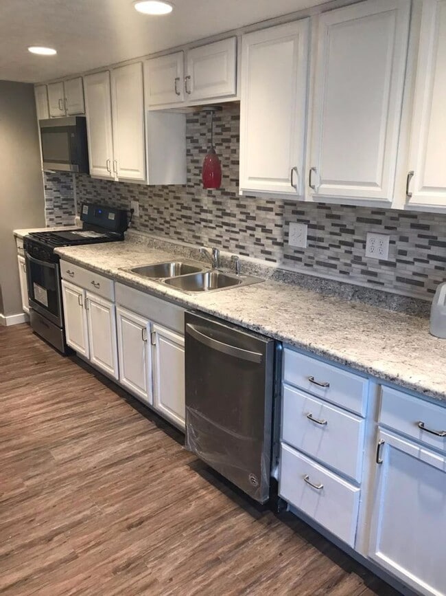 Building Photo - 3 bedroom 2 bath