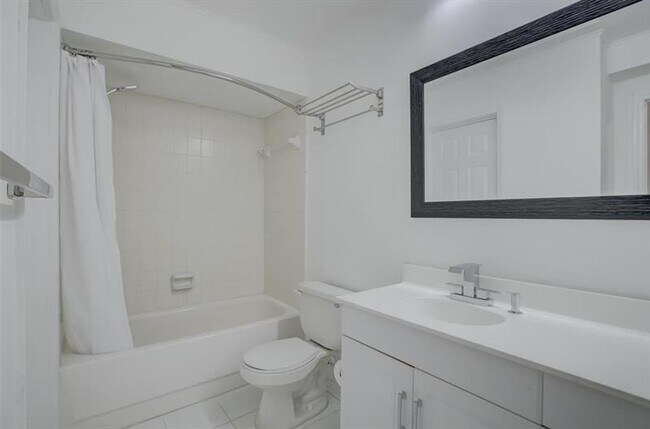 Building Photo - 3040 NE 16th Ave