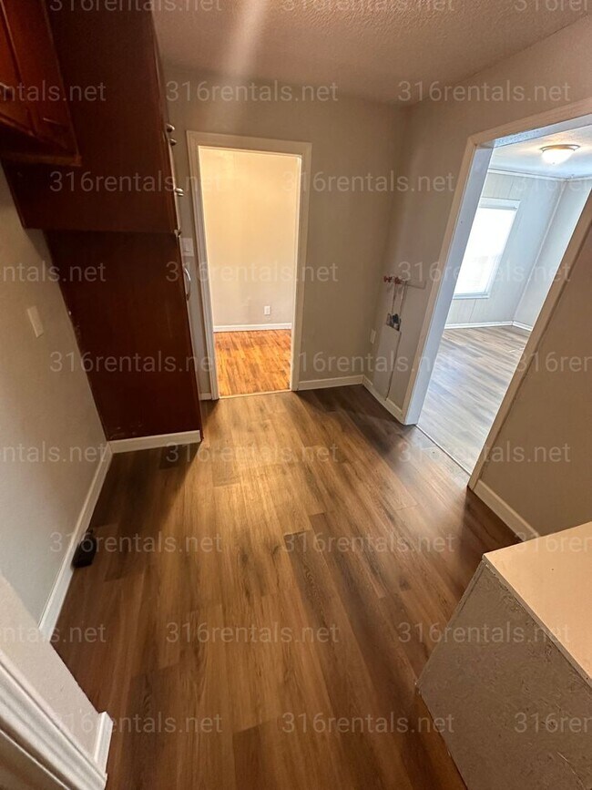 Building Photo - $950 - 2 bedroom / 1 bathroom home with a bonus loft!