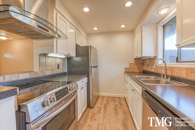 Building Photo - Tucked away 2 Bed 1 Bath Duplex in Hillsboro