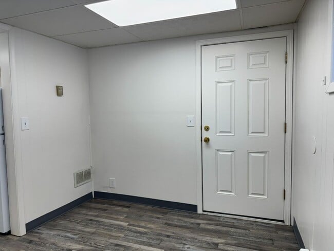 Building Photo - Fully Remodeled Studio Apartment | All Utilities Included | Great Location