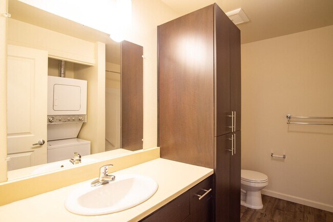 Building Photo - $250 OFF! Top Floor 1 Bdr w/Modern Amenities in SE + Pet Friendly!