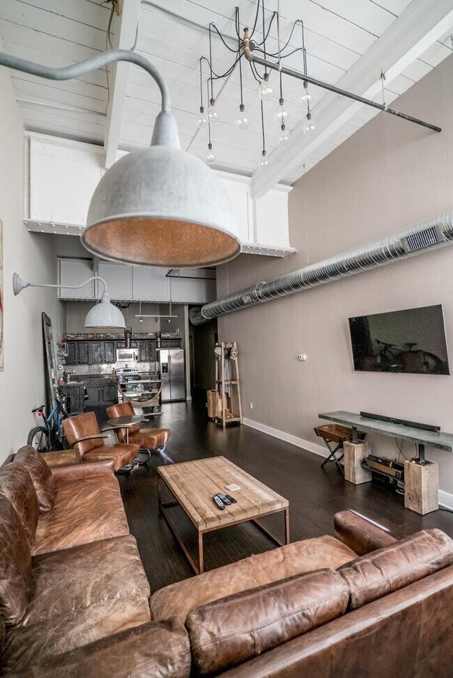 Building Photo - Beautiful 2 bedroom/2 bathroom loft with exposed brick, steel beams and hand scrapped wood floors.