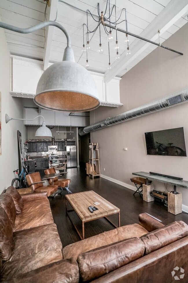 Building Photo - Beautiful 2 bedroom/2 bathroom loft with e...