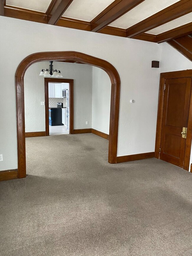 Building Photo - 820 Main St