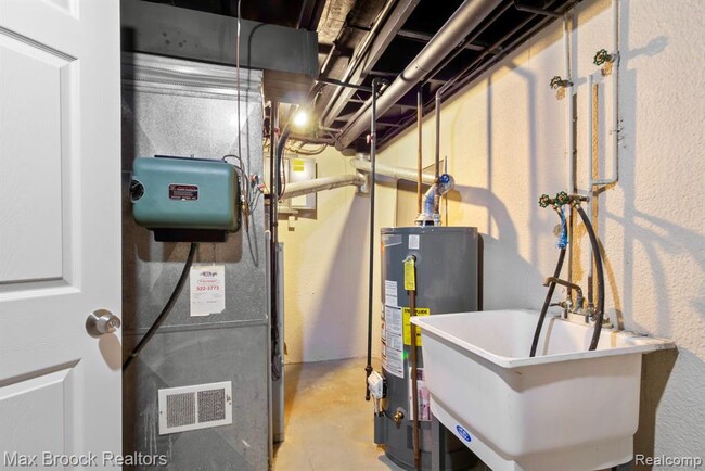 Building Photo - 1823 Torquay Ave