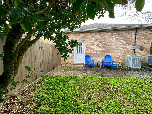 Building Photo - Uptown Rental: 2BR Duplex with Parking & Yard