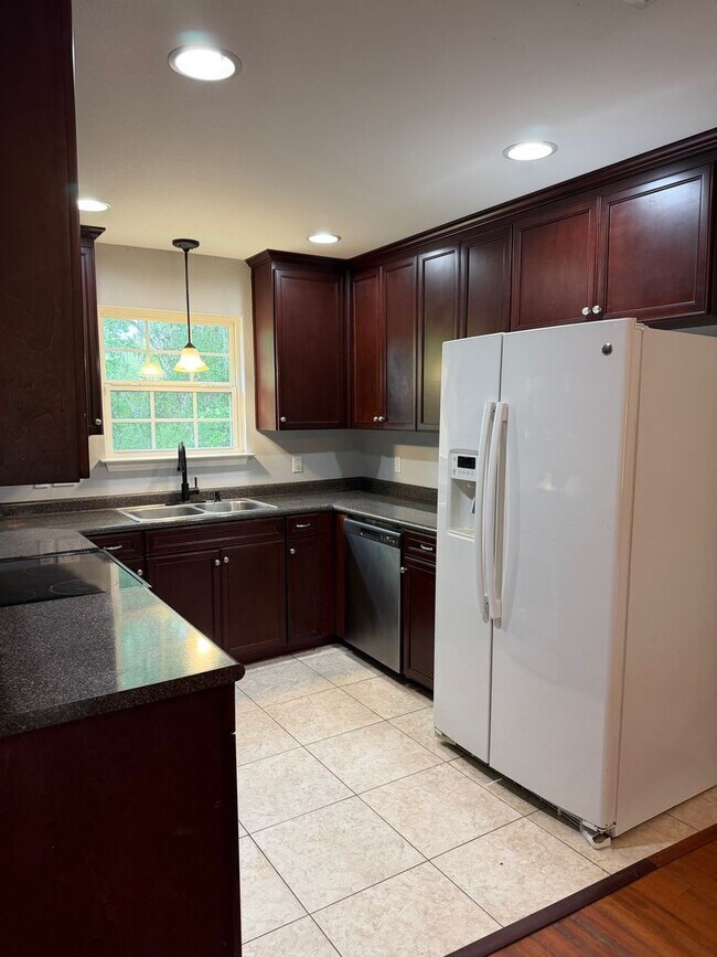 Building Photo - 3/2 home located just off N. Meridian and Available NOW.