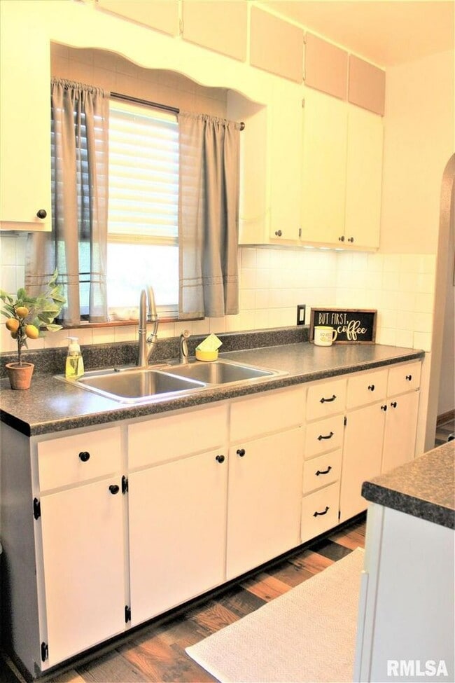 Building Photo - 3 bedroom in the Heart of Moline