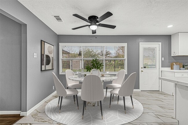 Building Photo - 1853 Huge Oaks St