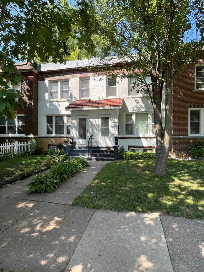 Building Photo - 2 bedroom, 1 bathroom townhouse