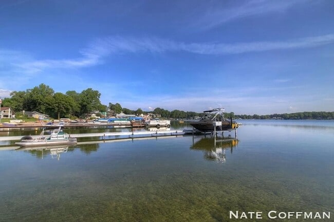 Building Photo - Lakefront 4 bed 2 bath home