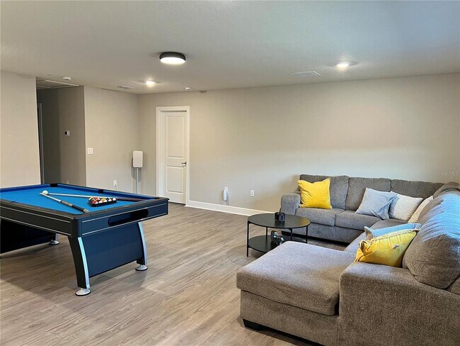 Building Photo - 5353 Royal Point Ave