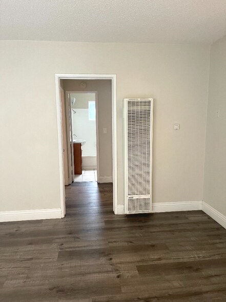 Building Photo - 562 Silverwood Ave