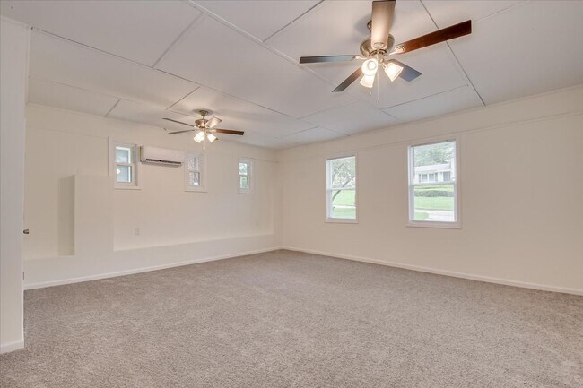 Building Photo - Newly Updated 4 Bed/2 Bath Columbia County...