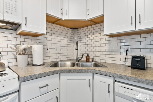 Building Photo - 901 E 46th Ct