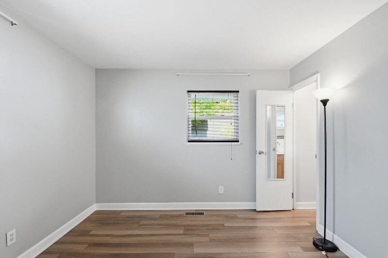 Building Photo - 5104 Elmhurst Dr