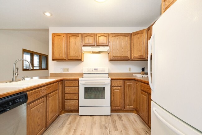 Building Photo - Large Family home For rent!