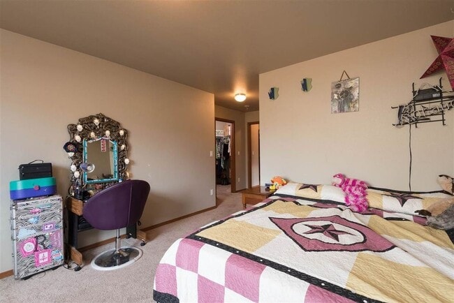 Building Photo - Charming and Bright 3 Bed, 3 Bath Home in ...