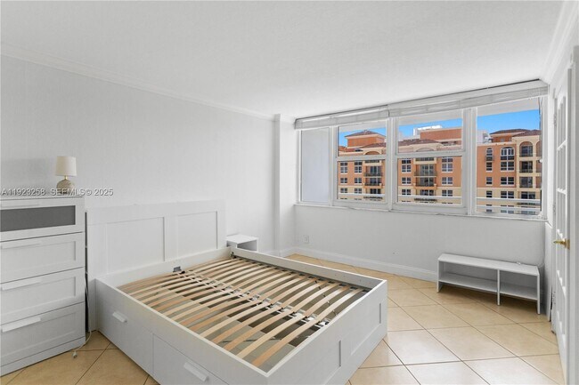 Building Photo - 2030 S Ocean Dr