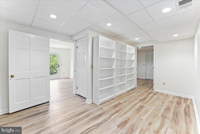 Building Photo - 619 E Hillendale Rd