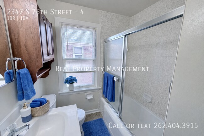 Building Photo - 2347 S 76th St