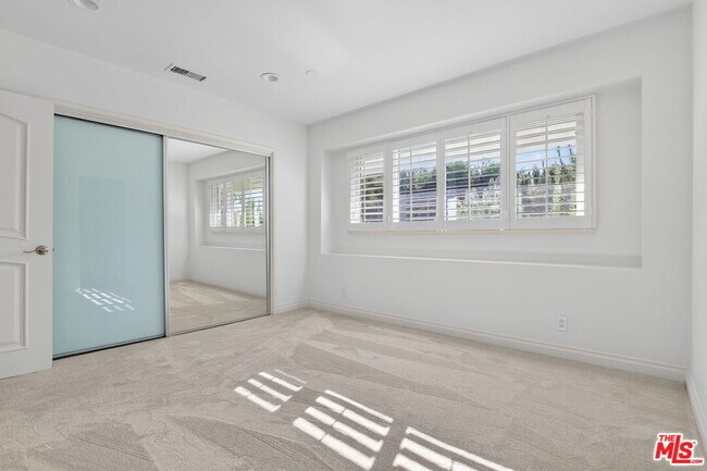 Building Photo - 4186 Regal Oak Dr