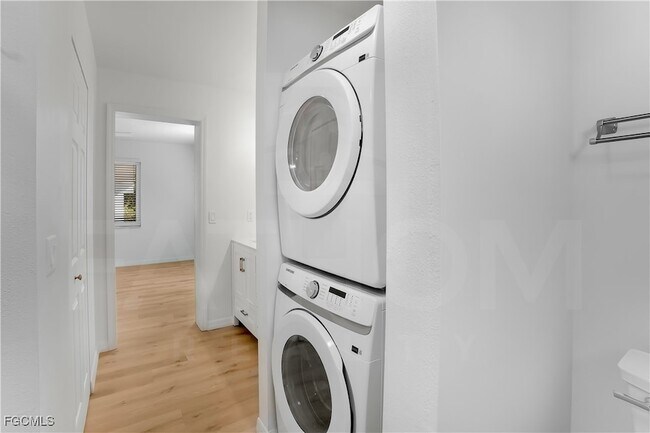 Building Photo - 10697 Holly Rd