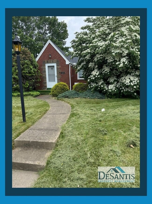 Building Photo - Charming 2-Bedroom Home with Private Backy...
