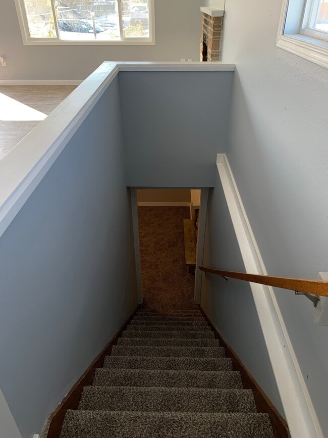 Building Photo - Spacious 5 Bedroom Home