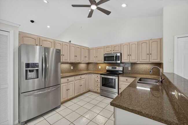 Building Photo - 12865 Meadowbend Dr