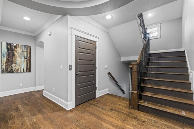 Building Photo - 2125 Cooper Lake Dr SE