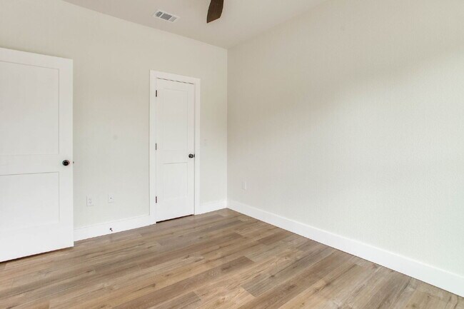 Building Photo - Build in 2025, 3 bed 3 bath near downtown!