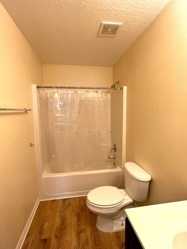 Building Photo - 3/2 with fenced in yard!