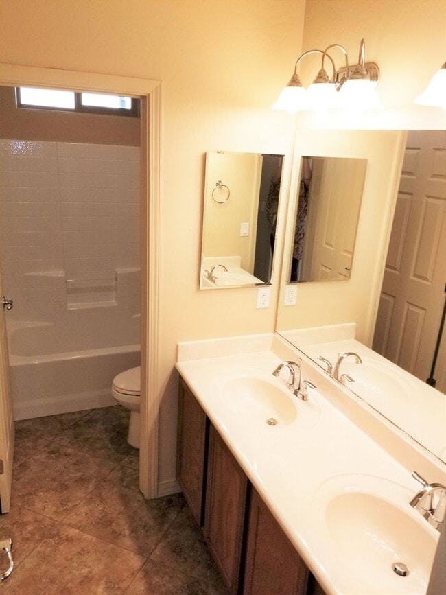 Building Photo - Beautiful, Pet Friendly, Multi-level, 2110 sqft, Luxury Townhouse w/A/C! 3 Bed, 2.5 Bath, + Loft ...