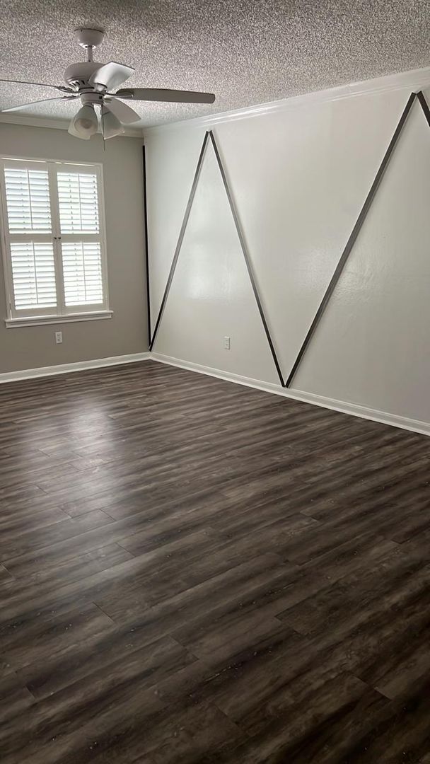 Building Photo - Beautifully updated town home
