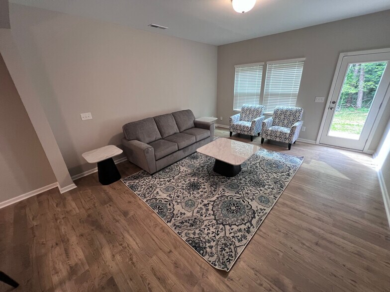 Building Photo - Room in Townhome on Reeves St
